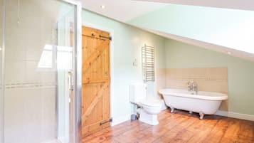 Cottage | Bathroom | Shower, hair dryer
