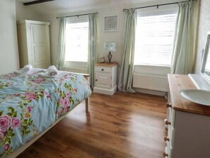 2 bedrooms, individually decorated, individually furnished - Seafret Cottage (Norwich)