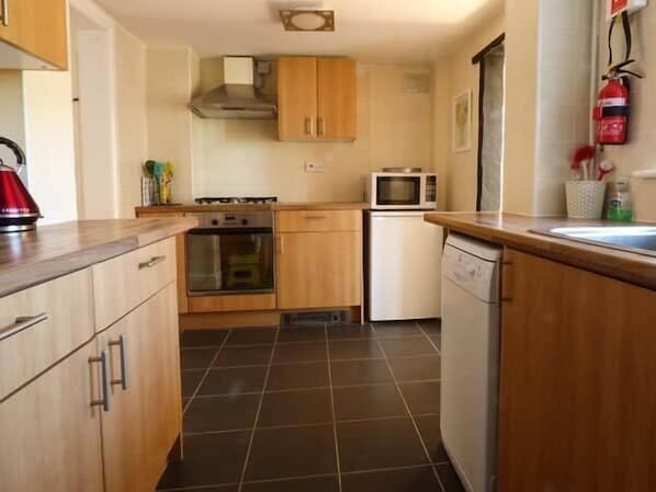 Cottage | Private kitchen | Fridge, microwave, stovetop, dishwasher