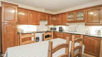 Cottage | Private kitchen | Fridge, microwave, stovetop, highchair