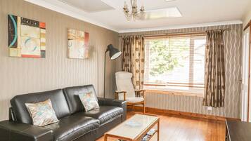 Cottage | Living area | TV