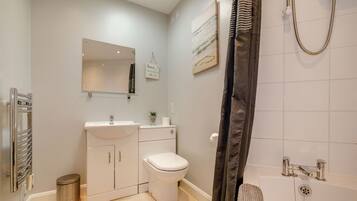 Cottage | Badkamer | Een douche