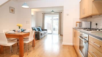 Cottage | Private kitchen | Dishwasher, electric kettle, toaster, high chair