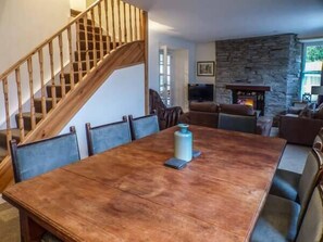 Cottage | Private kitchen | Dishwasher, cookware/dishes/utensils - Teifi House (Cardigan)