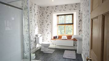 Cottage | Bathroom | Shower, hair dryer