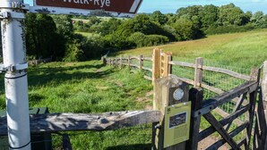 Señal para el Sendero Country Walk-Rye 1066, una ruta de senderismo.