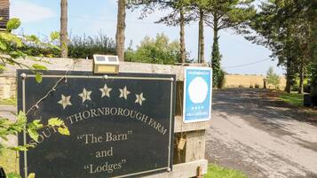Señal para la granja South Thornborough, que incluye 'The Barn' y 'Lodges'.
