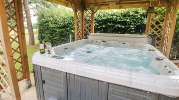 Cottage | Outdoor spa tub