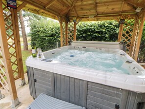 Cottage | Outdoor spa tub