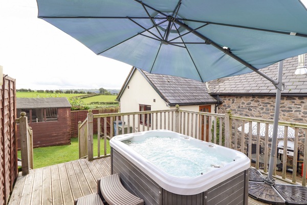 Cottage | Outdoor spa tub