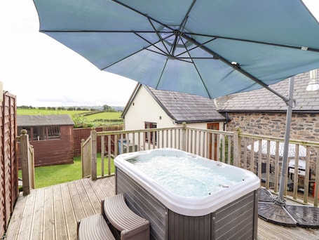Cottage | Outdoor spa tub. Bwthyn Ty Newydd
