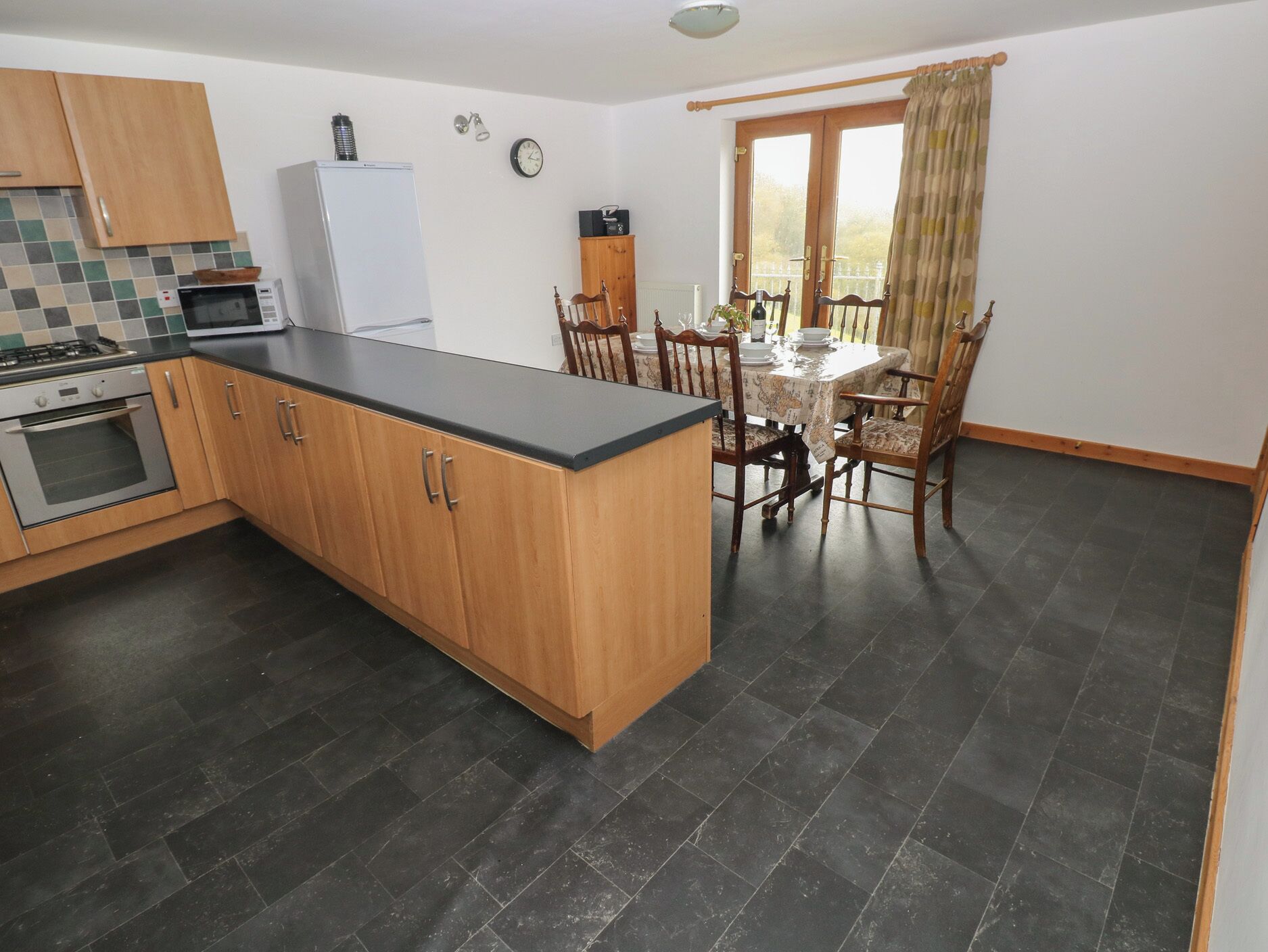 Cottage | Private kitchen | Fridge, dishwasher, high chair, cookware/dishes/utensils