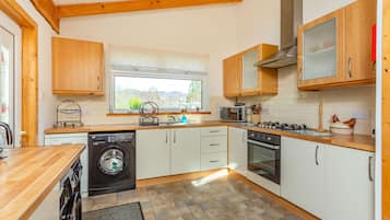 Cottage | Bếp riêng | Lò vi sóng, bếp nấu, máy rửa bát, dụng cụ nấu nướng/bát dĩa/dao nĩa