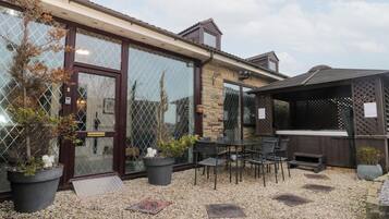 Cottage | Outdoor dining