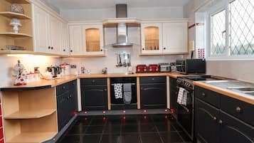 Cottage | Private kitchen | Microwave, stovetop, dishwasher, electric kettle