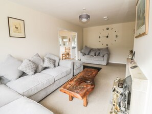 Cottage | Living area | TV, fireplace - Middle Hivron (Knighton)