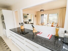 Casa de campo | Cocina privada | Frigorífico, microondas, placa de cocina y lavavajillas