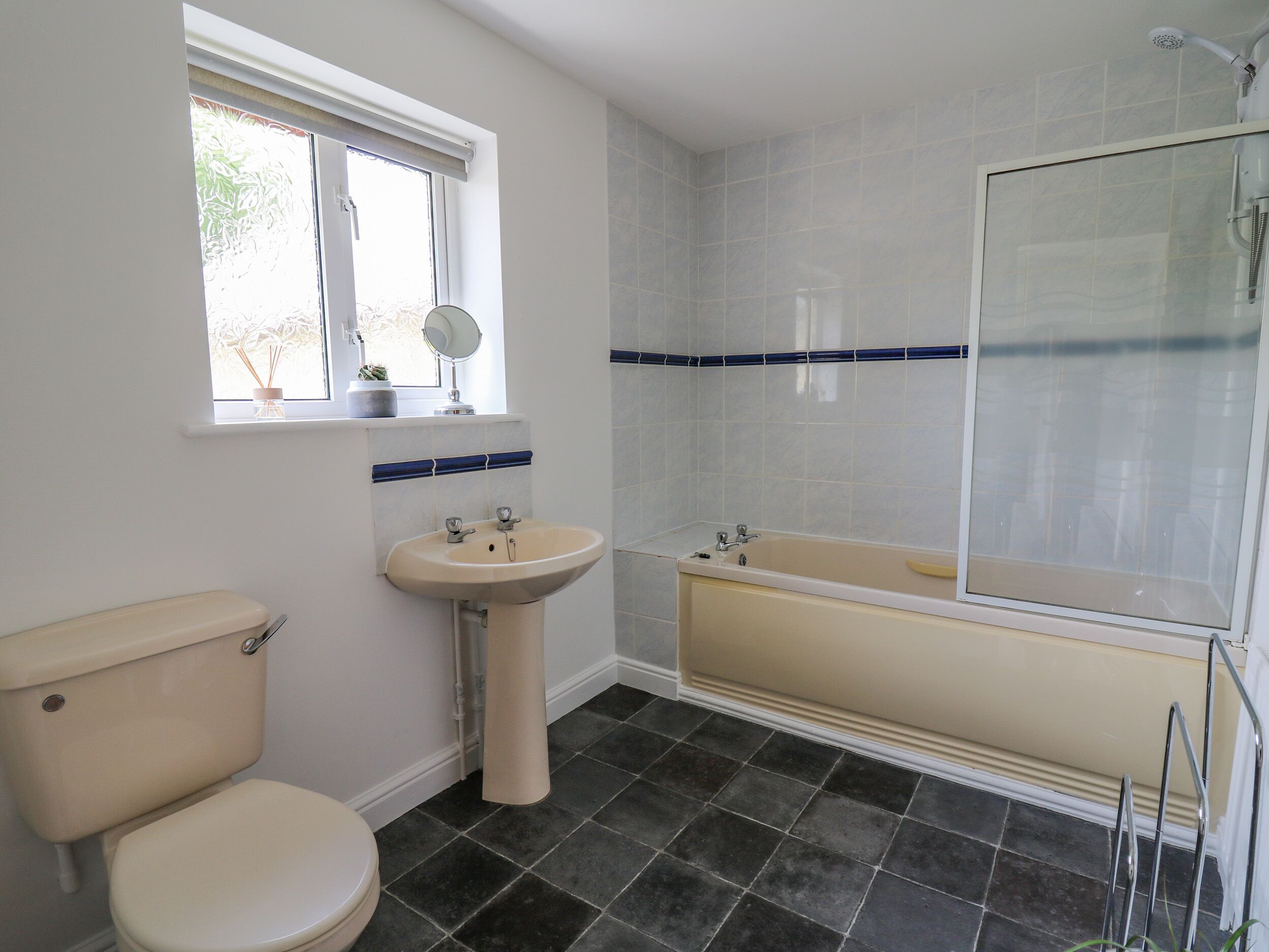 Ein Badezimmer mit Toilette, Waschbecken und Badewanne.