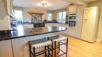 Kjøleskap, mikrobølgeovn, kokeplater og oppvaskmaskin