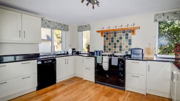 Cottage | Private kitchen | Fridge, microwave, stovetop, dishwasher