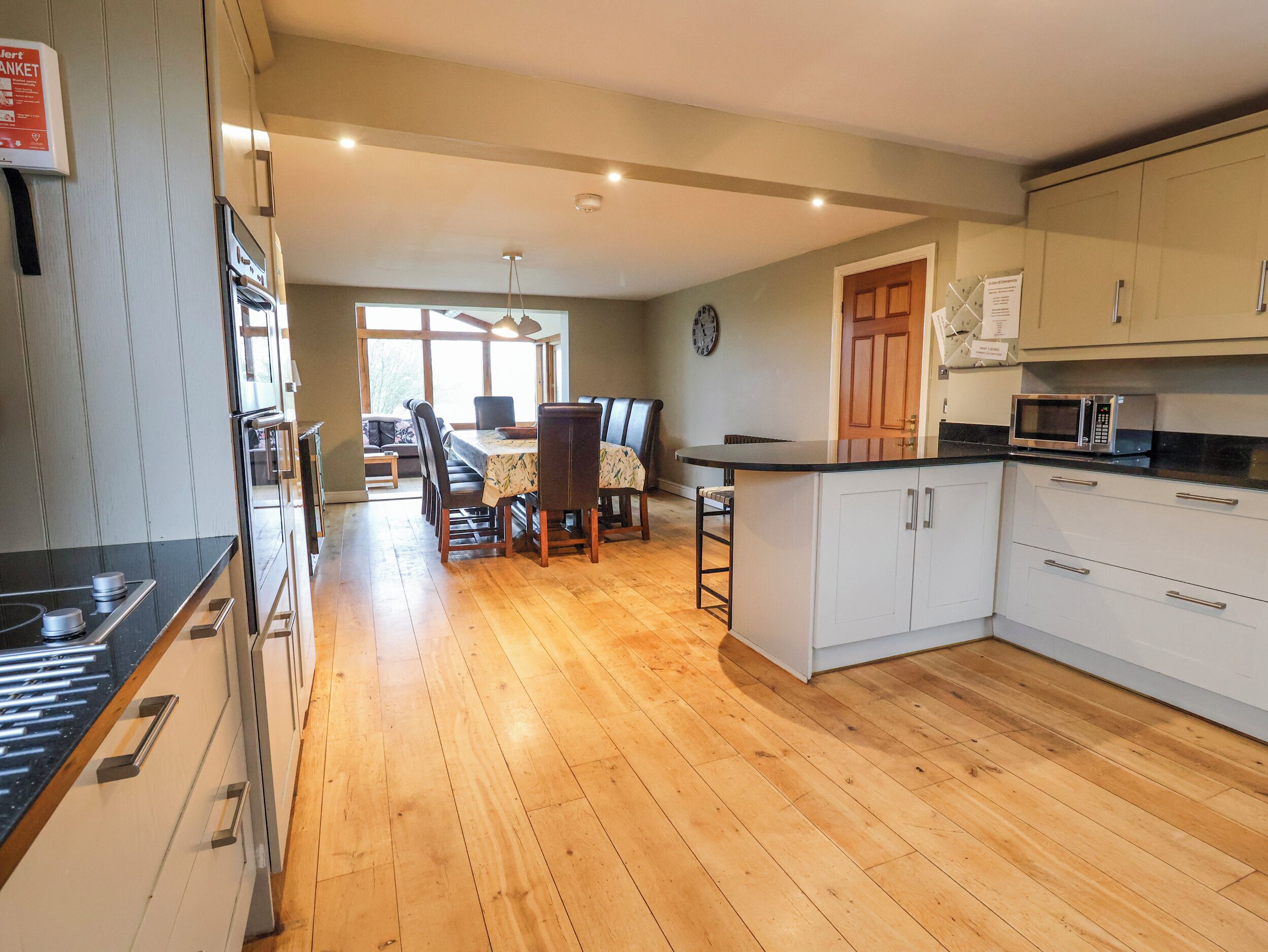 Kjøleskap, mikrobølgeovn, kokeplater og oppvaskmaskin