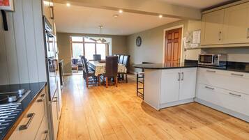 Kjøleskap, mikrobølgeovn, kokeplater og oppvaskmaskin