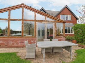 Outdoor dining - Manor Wood (Chester)