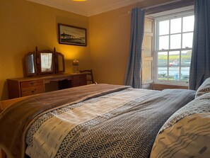 2 Schlafzimmer, individuell dekoriert, individuell eingerichtet