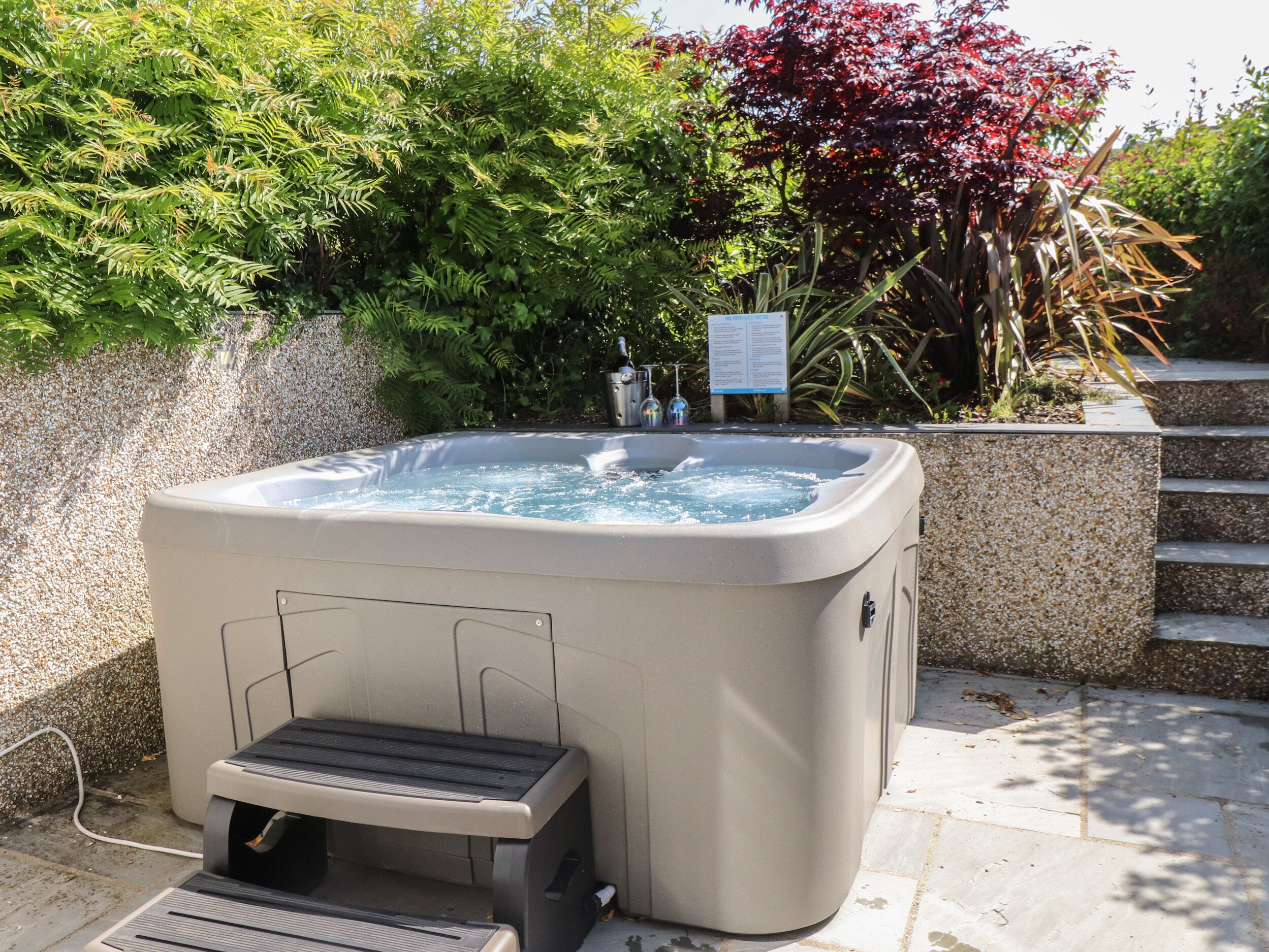 Cottage | Outdoor spa tub