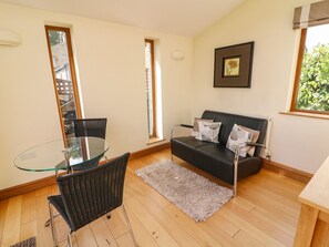 村舍 | 客厅 | 电视、DVD 播放器