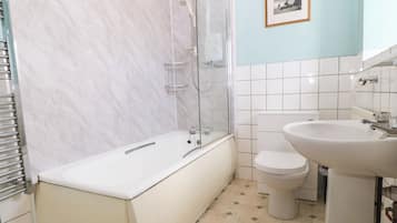 Ferienhaus | Badezimmer | Dusche, Haartrockner