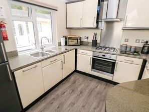 Cottage | Private kitchen | Microwave, stovetop, dishwasher, high chair