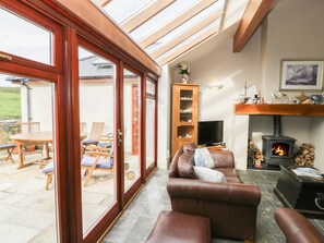 Cottage | Woonkamer | Een televisie en een dvd-speler