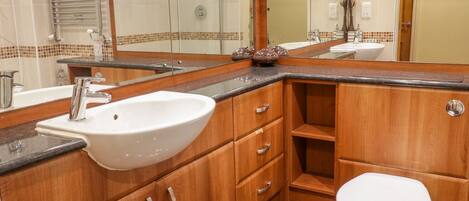 Cottage | Bathroom | Shower