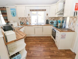 Cottage | Private kitchen | Fridge, microwave, stovetop, dishwasher