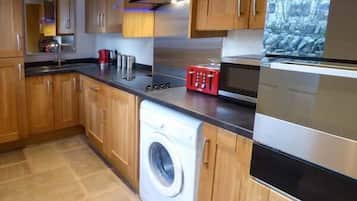 Cottage | Private kitchen | Fridge, microwave, stovetop, electric kettle
