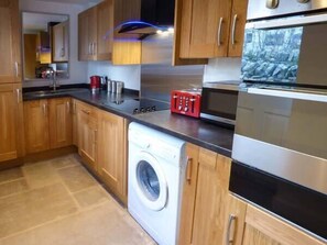 Cottage | Private kitchen | Fridge, microwave, stovetop, electric kettle - 3 Primitive Croft (Buxton)