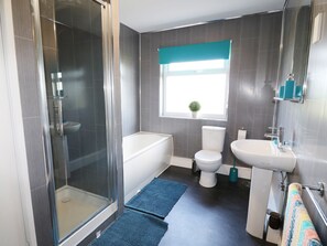 Cottage | Bathroom | Shower, hair dryer