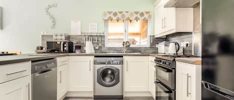 Casa de campo | Cocina privada | Microondas, parrilla de estufa, lavavajillas y periquera