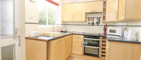 Cottage | Private kitchen | Fridge, microwave, stovetop, dishwasher