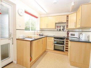 Cottage | Private kitchen | Fridge, microwave, stovetop, dishwasher