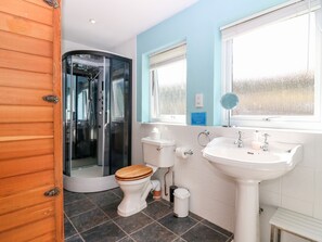 Cottage | Bathroom | Shower, hair dryer - Poppies Cottage (Isle of Mull)