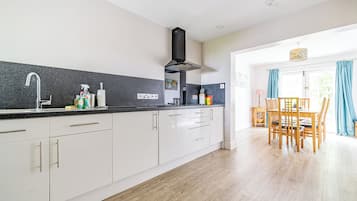 Cottage | Dapur pribadi | Microwave, kompor, mesin pencuci piring, dan kursi makan untuk bayi