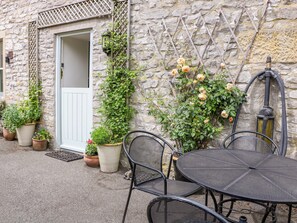 Cottage | Outdoor dining - Brookside Barn (Hope Valley)