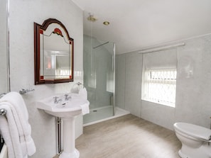 Casa de campo | Banheiro | Chuveiro, secador de cabelo, bidê