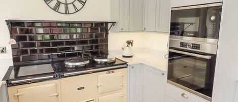 Cottage | Private kitchen | Stovetop, dishwasher, electric kettle, toaster