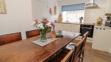 Réfrigérateur, micro-ondes, plaque de cuisson, lave-vaisselle