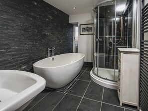 Cottage | Bathroom | Shower, hair dryer