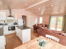 Refrigerador, microondas, placa de cocina, lavavajillas