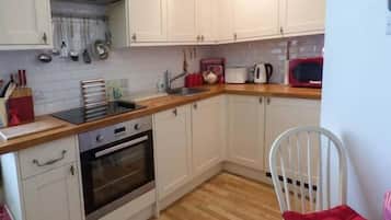 Cottage | Private kitchen | Fridge, microwave, stovetop, dishwasher